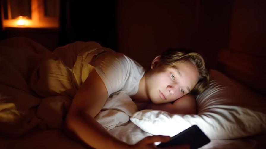 Недоспиването при тийнейджърите повишава риска от множествена склероза