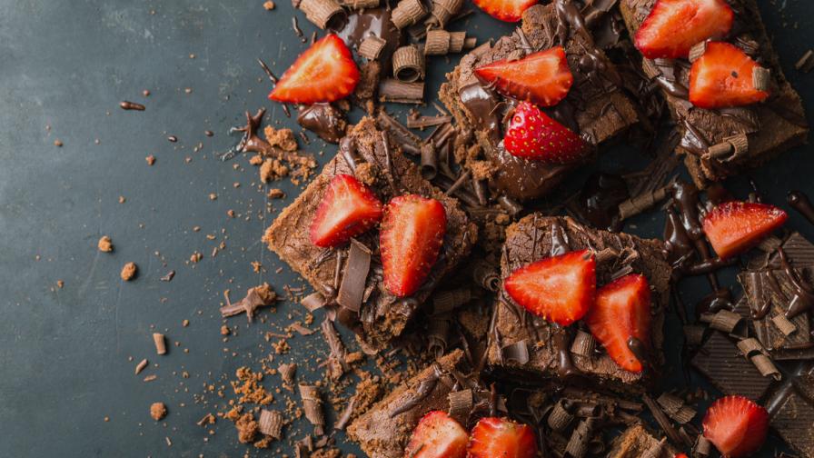 Неустоим десерт: Шоколадово брауни с печени ягоди