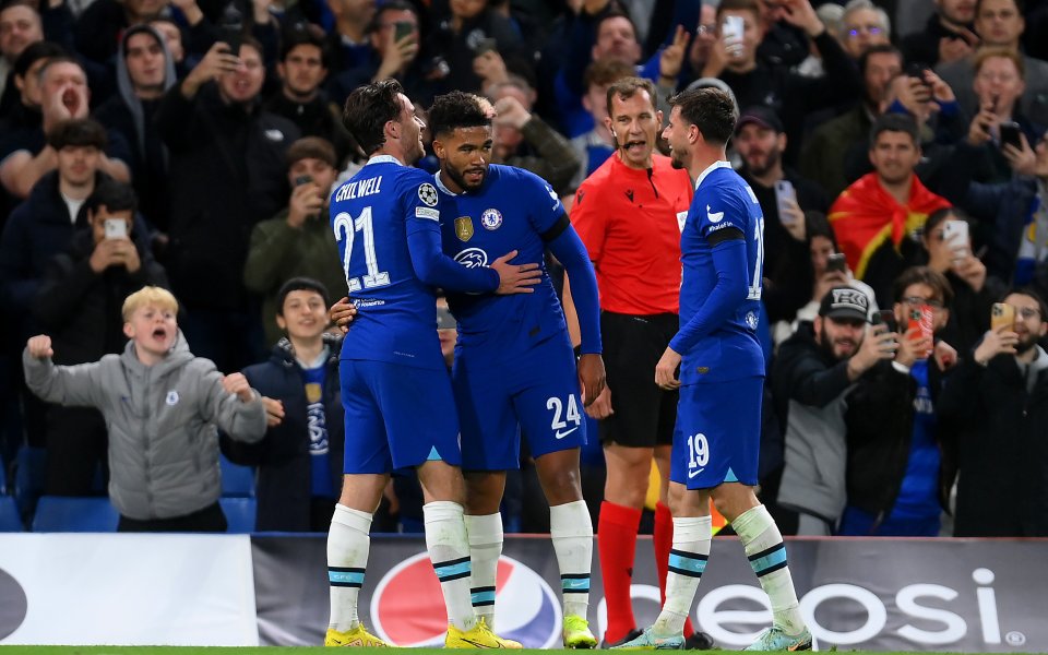 Рийс Джеймс и Бен Чилуел, които са извън игра съответно от