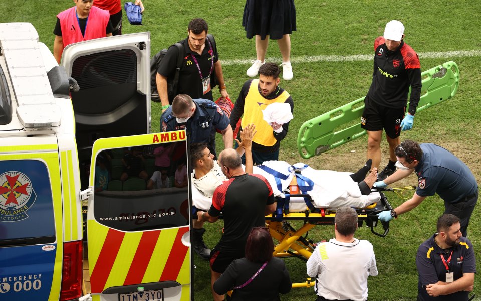 Кошмар! Футболист със счупен крак чака линейка четвърт час (18+)