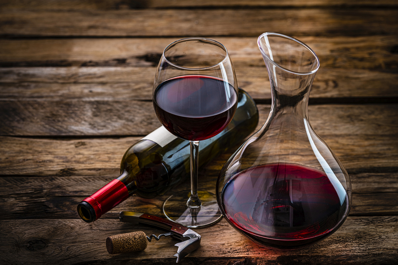 <p><strong>Червено вино</strong>- Тези от нас, които вече се наслаждават на чаша вино в края на дългия ден, могат да бъдат спокойни, че този навик е изключително полезен за организма! Всъщност, в умерени количества (ключовата дума е &quot;умерени&quot;), експертите са установили, че червеното вино може да помогне за повишаване на нивата на HDL и да спре натрупването на холестерол. Червеното вино е богато и на антиоксиданти, които разрушават евентуални кръвни съсиреци и държат настрана страшни състояния като коронарна болест на сърцето. Така че следващия път, когато извадите корковата тапа, просто си припомнете, че всичко това е дар за вашето сърце.</p>