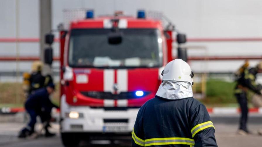Огромен пожар избухна в склада на голяма компания в Санкт Петербург