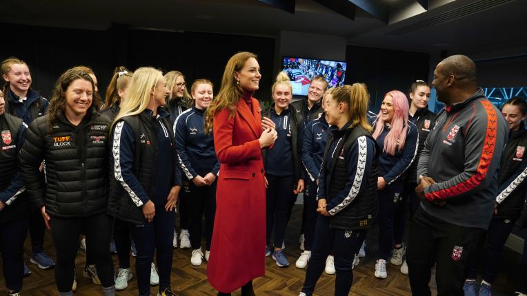  В алено под дъжда: принцесата на Уелс с монохромен тоалет 