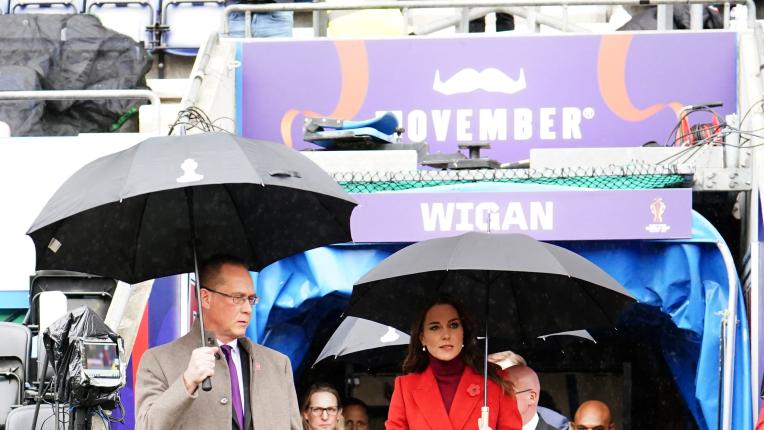  В алено под дъжда: принцесата на Уелс с монохромен тоалет 