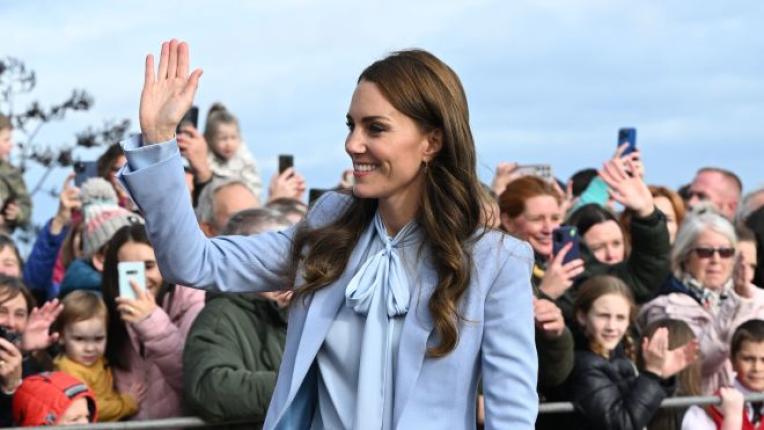 Принцесата на Уелс в бебешко синьо за посещение в Северна Ирландия
