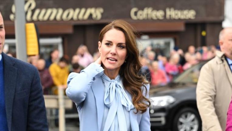  Принцесата на Уелс в бебешко синьо за посещаване в Северна Ирландия 