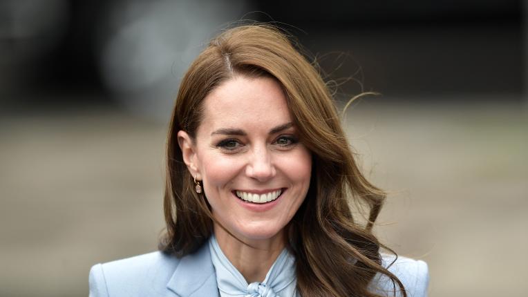  Принцесата на Уелс в бебешко синьо за посещаване в Северна Ирландия 