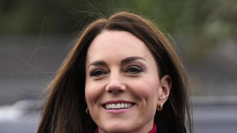  Кейт Мидълтън в комбиниране от цикламено и черно 