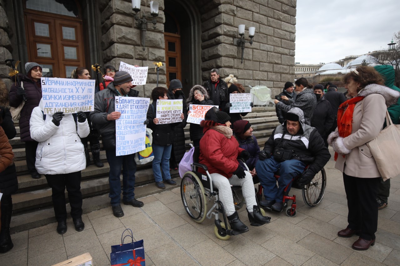 <p>Хората с увреждания и пациентите с редки заболявания отново излязоха на протест. Те настояват за промени в Наредбата за медицинска експертиза и право на достоен живот.</p>