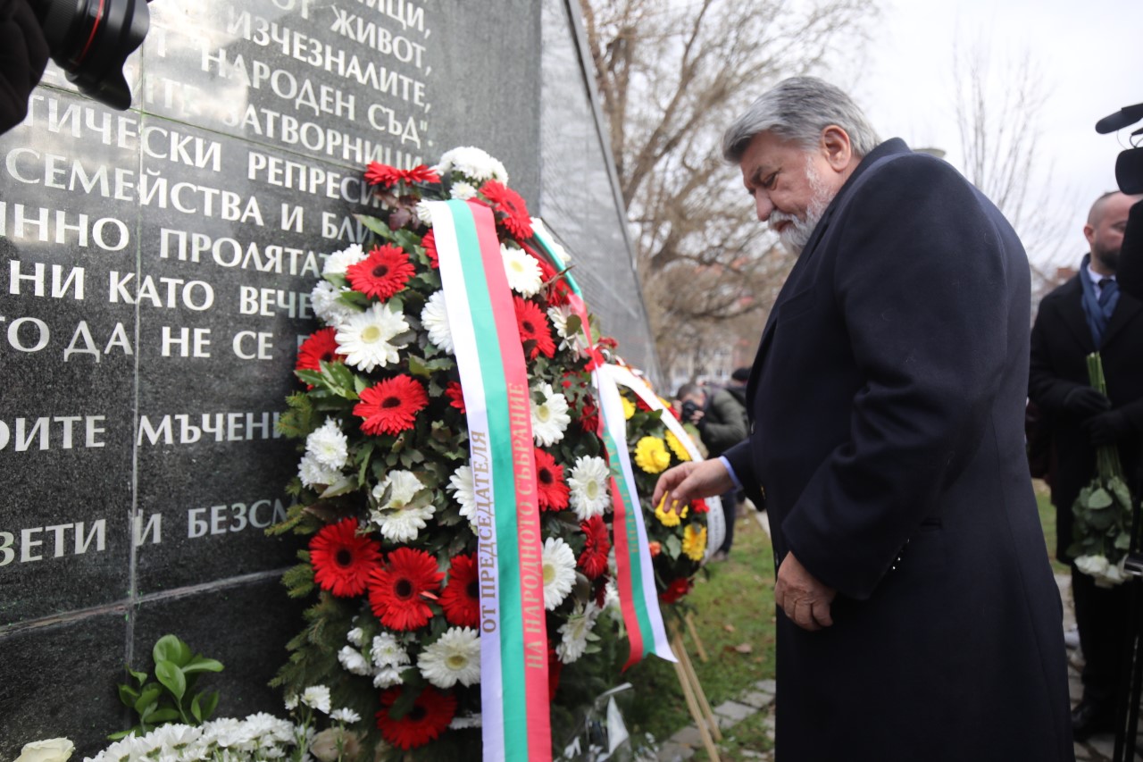 <p>В София десетки граждани и представители на политически формации по традиция се събраха пред параклиса и мемориалната стена до НДК, за да поднесат венци и цветя и да присъстват на молебен.</p>