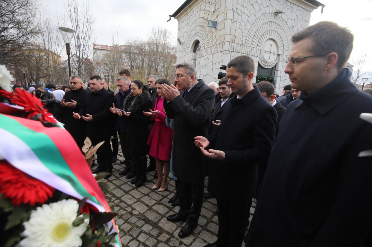 <p>В София десетки граждани и представители на политически формации по традиция се събраха пред параклиса и мемориалната стена до НДК, за да поднесат венци и цветя и да присъстват на молебен.</p>