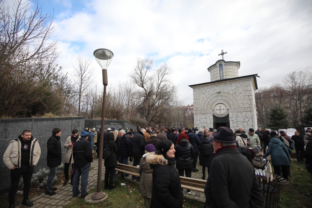 <p>В София десетки граждани и представители на политически формации по традиция се събраха пред параклиса и мемориалната стена до НДК, за да поднесат венци и цветя и да присъстват на молебен.</p>