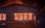 Пожар гори в складова база край летището в Бургас