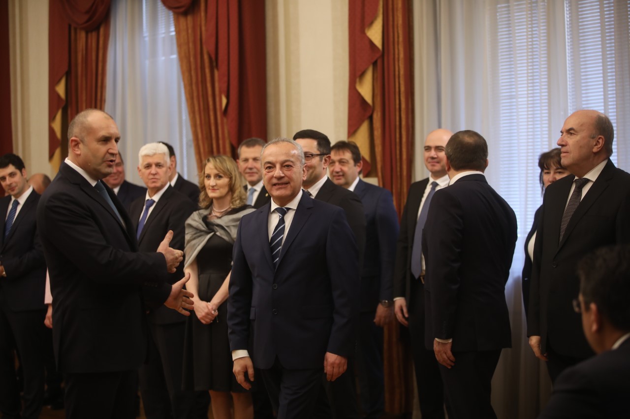 <p>Служебният кабинет положи клетва пред президента Румен Радев да служи на страната до провеждането на предсрочни парламентарни избори и назначаването на редовно правителство.</p>