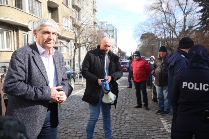 <p>Служители от градския транспорт излязоха на протест пред Столичната община</p>