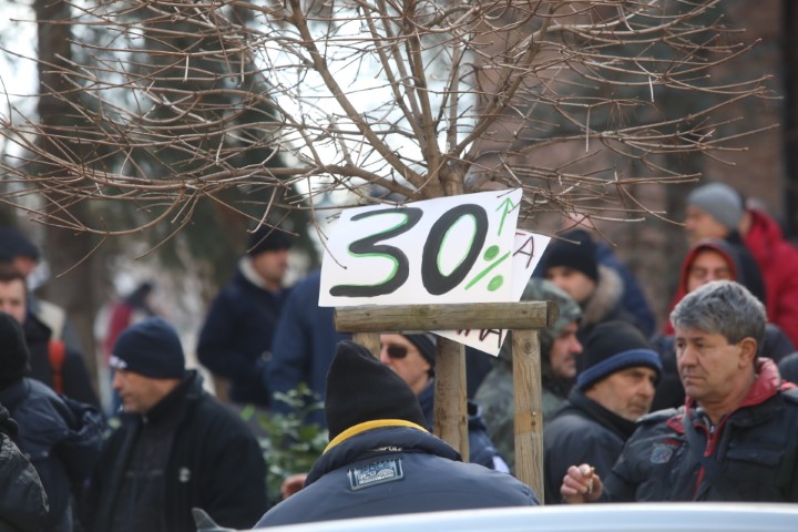 <p>Служители от градския транспорт излязоха на протест пред Столичната община с искане за увеличение на заплатите</p>