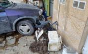 Шофьор без книжка се вряза в магазин в Бургас (СНИМКИ/ВИДЕО)