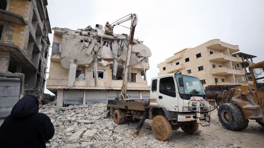 Мощното земетресение в Турция отне стотици животи в Сирия и срина огромни сгради