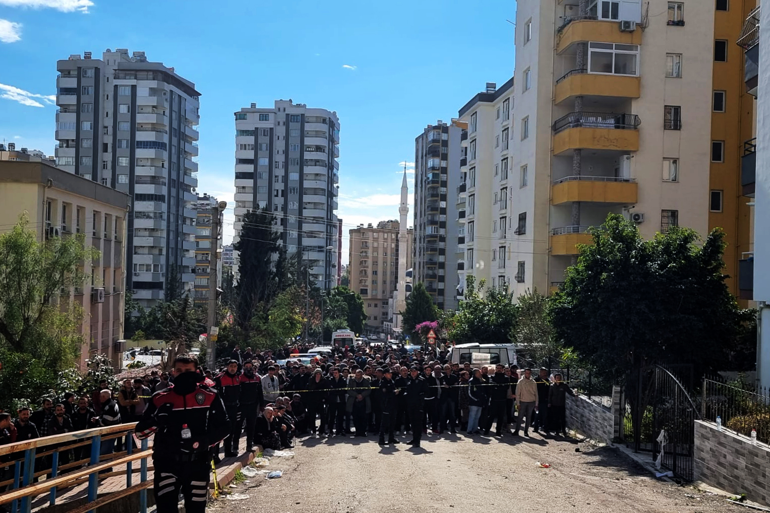 <p>Екипи на Дирекция аварийна помощ и превенция към Столична община и Планинска спасителна служба от България участват в спасителната операция в град Адана след земетресенията в Турция.</p>