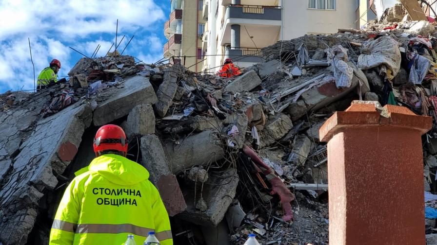 Българските спасители издирват оцелели изпод отломките на рухнал блок в Адана (СНИМКИ)