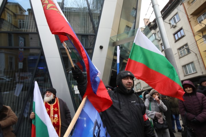 <p>Протест срещу спирането на руските телевизии пред ЕП в София</p>