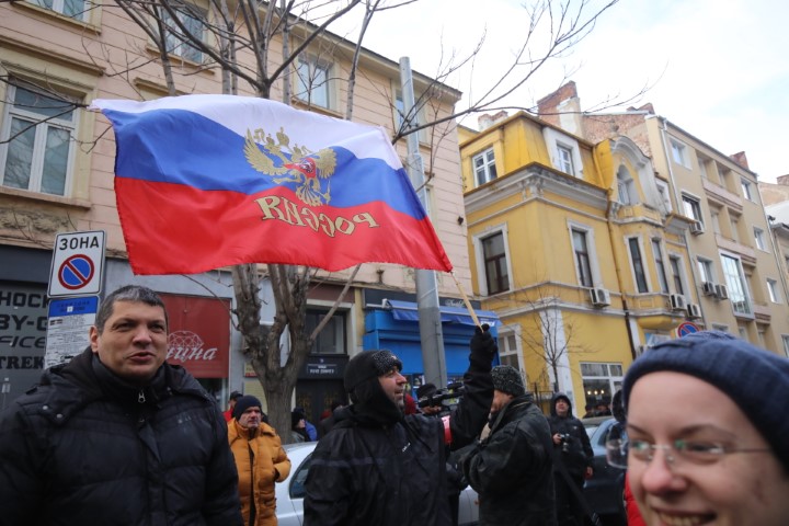<p>Протест срещу спирането на руските телевизии пред ЕП в София</p>