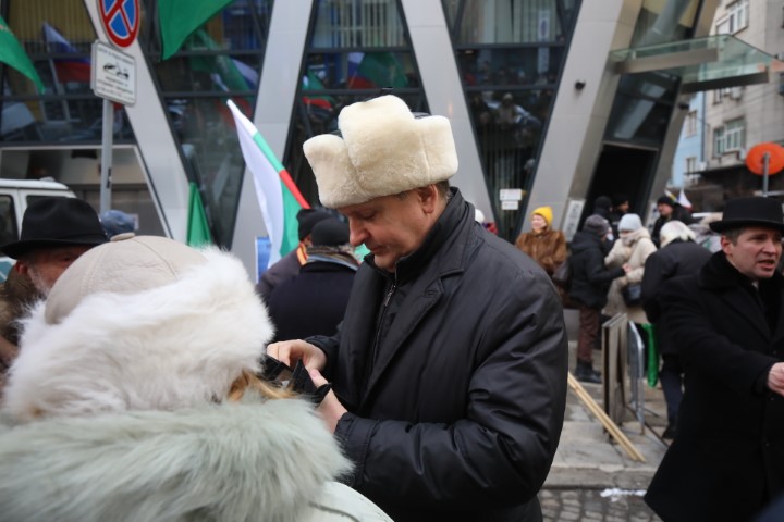 <p>Протест срещу спирането на руските телевизии пред ЕП в София</p>