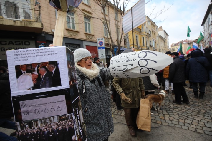 <p>Протест срещу спирането на руските телевизии пред ЕП в София</p>