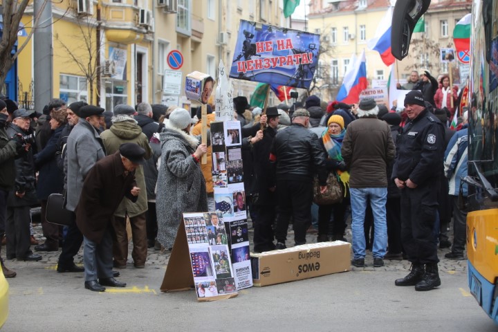 <p>Протест срещу спирането на руските телевизии пред ЕП в София</p>
