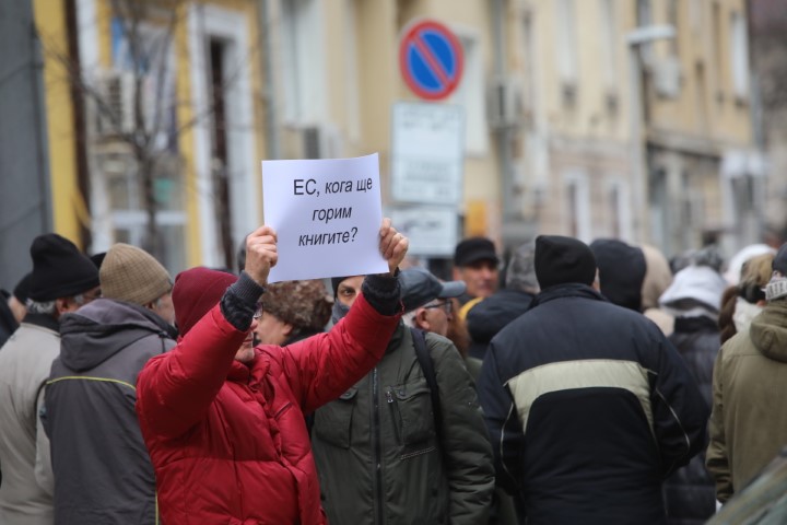 <p>Протест срещу спирането на руските телевизии пред ЕП в София</p>