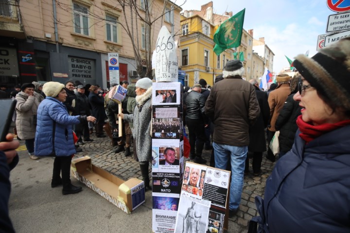 <p>Протест срещу спирането на руските телевизии пред ЕП в София</p>