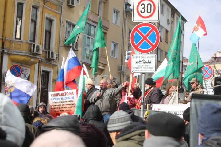 <p>Протест срещу спирането на руските телевизии пред ЕП в София</p>