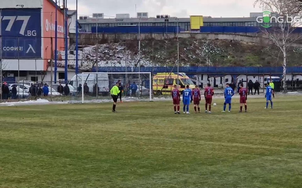 В добавеното време на първата част сините“ успяха да изравнят