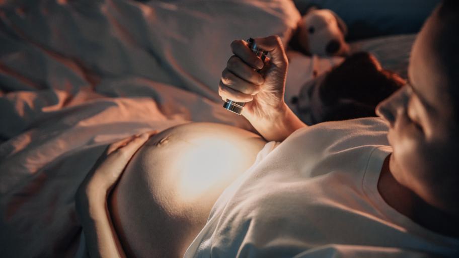 Виждат ли бебетата светлина, докато са в корема на жената?