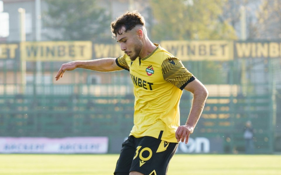 Ботев (Пловдив) преотстъпи Хуго Аззи във ФК Крумовград, съобщиха жълто-черните.