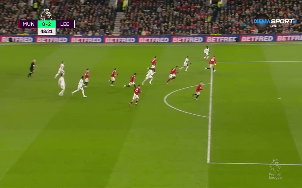 В 49-а минута Лийдс организира чудесна атака на левия фланг,