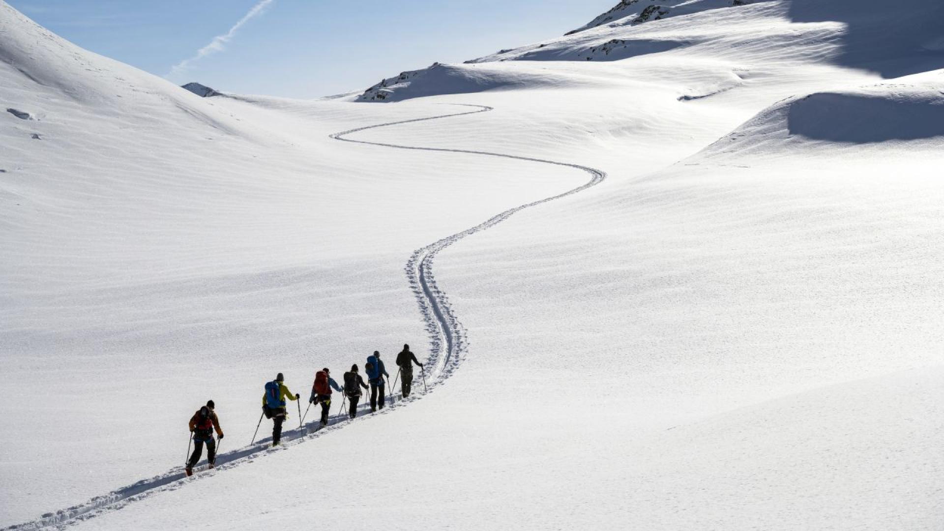 Трима алпинисти загинаха при падане докато се спускали по стръмен