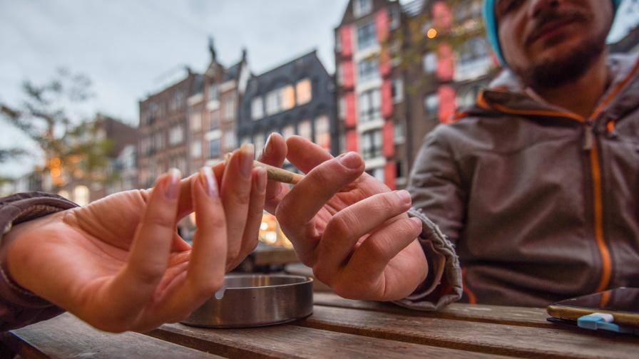 Амстердам забранява марихуаната на публични места