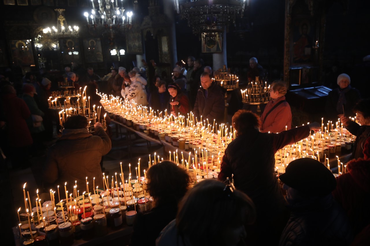 <p>На 10 февруари Българската православна църква почита паметта на Св. Харалампий Чудотворец, епископ Магнезийски и на Св. мъченица Валентина. По този случай в църквата Въведение Богородично събраха стотици запалени букрани, пълни с мед</p>