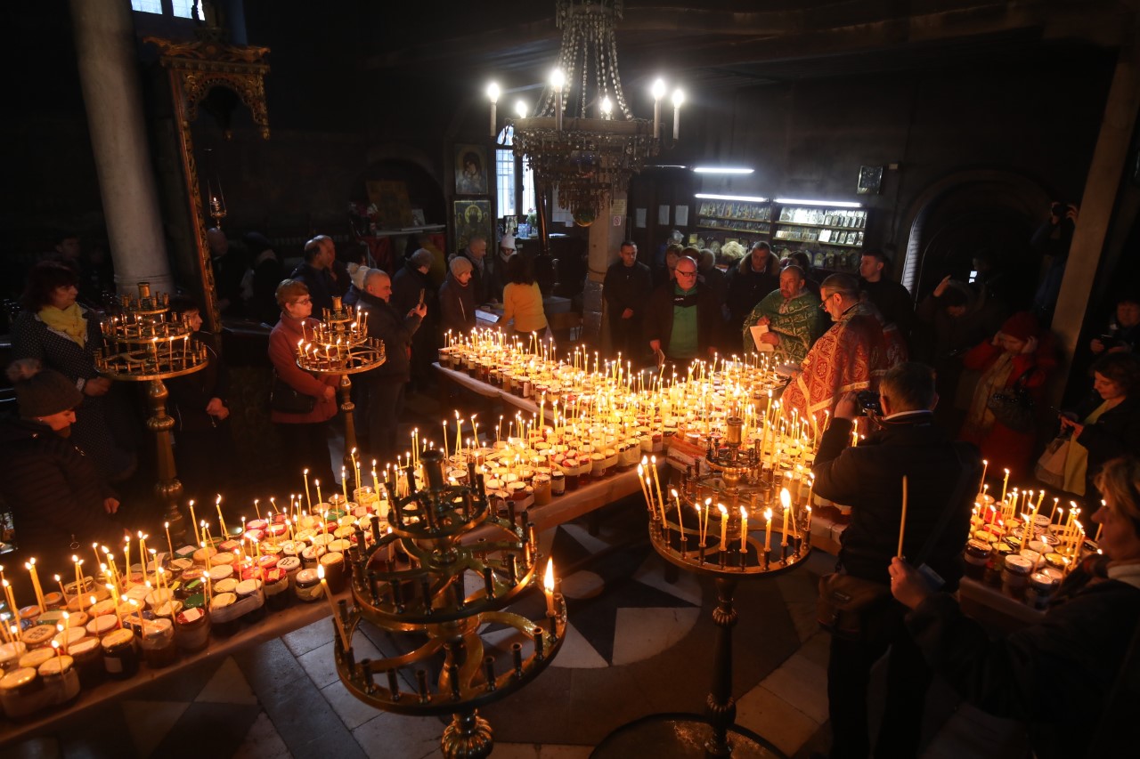 <p>На 10 февруари Българската православна църква почита паметта на Св. Харалампий Чудотворец, епископ Магнезийски и на Св. мъченица Валентина. По този случай в църквата Въведение Богородично събраха стотици запалени букрани, пълни с мед</p>