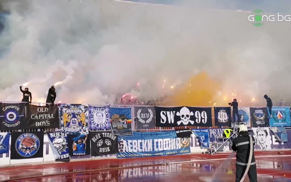 Феновете на Левски запалиха димки и факли на стадион Ивайло,