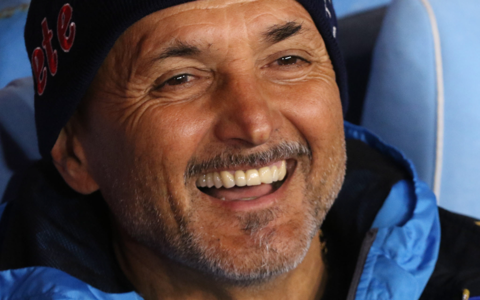 Наполи продължава уверено да крачи към титлата в италианската Серия