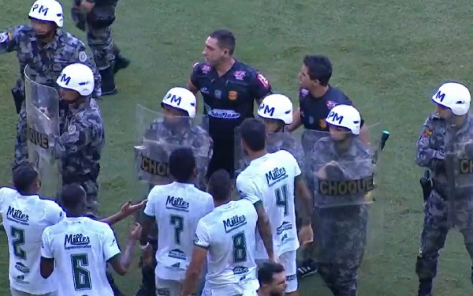 Военни спасиха рефер от як пердах в Бразилия (видео)
