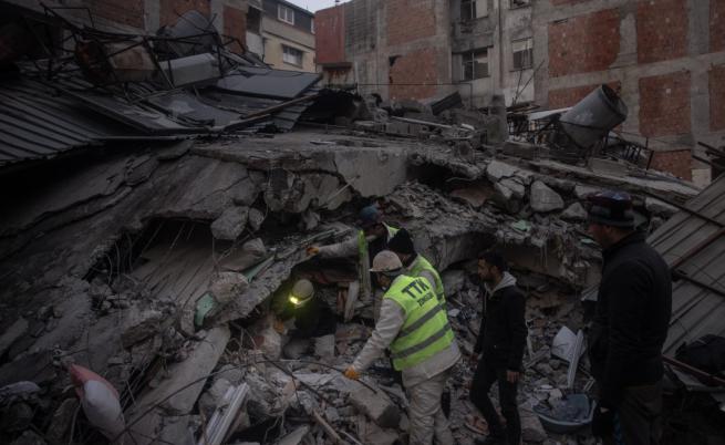 Турция: Спасиха възрастна жена след 212 часа под руините