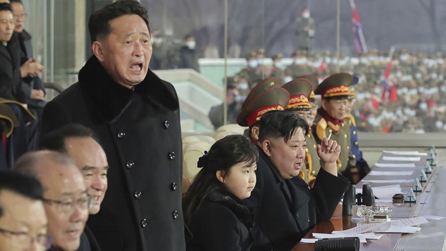 На футболен мач: Ким Чен-ун отново показа "любимото дете" (СНИМКИ)