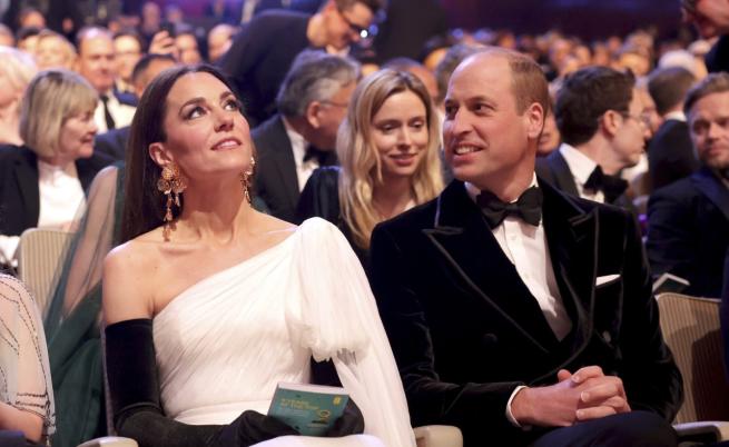 Кралски почерк на наградите БАФТА: Кейт Мидълтън заслепи всички с позната рокля
