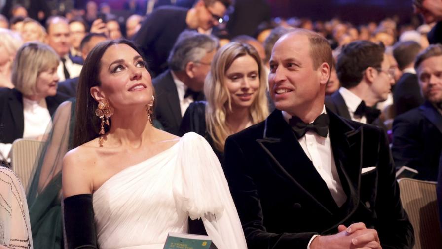 На финала на наградите БАФТА, Кейт се появи с позната рокля с едно рамо на Alexander McQueen, комбинирана с дълги ръкавици в черно и заслепи всички