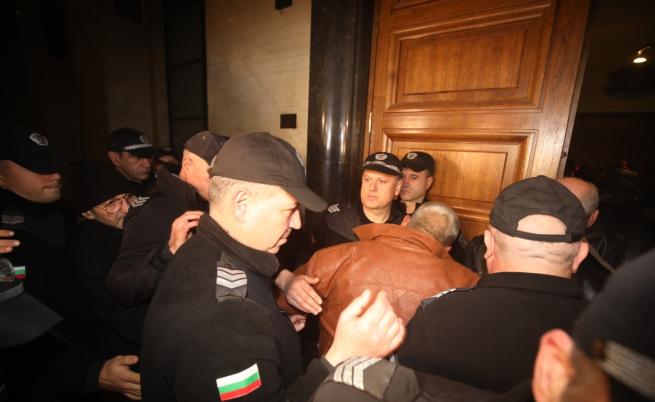 Съдът остави в ареста петимата обвиняеми за смъртта на мигрантите край Локорско
