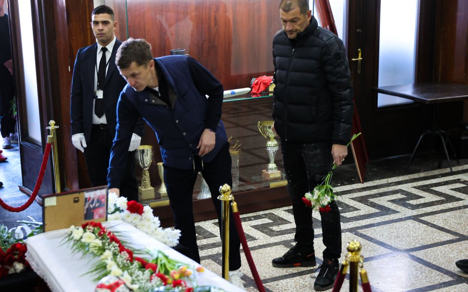 Футболистите на ЦСКА, ветерани и близки отдават почит на славния Петър Жеков