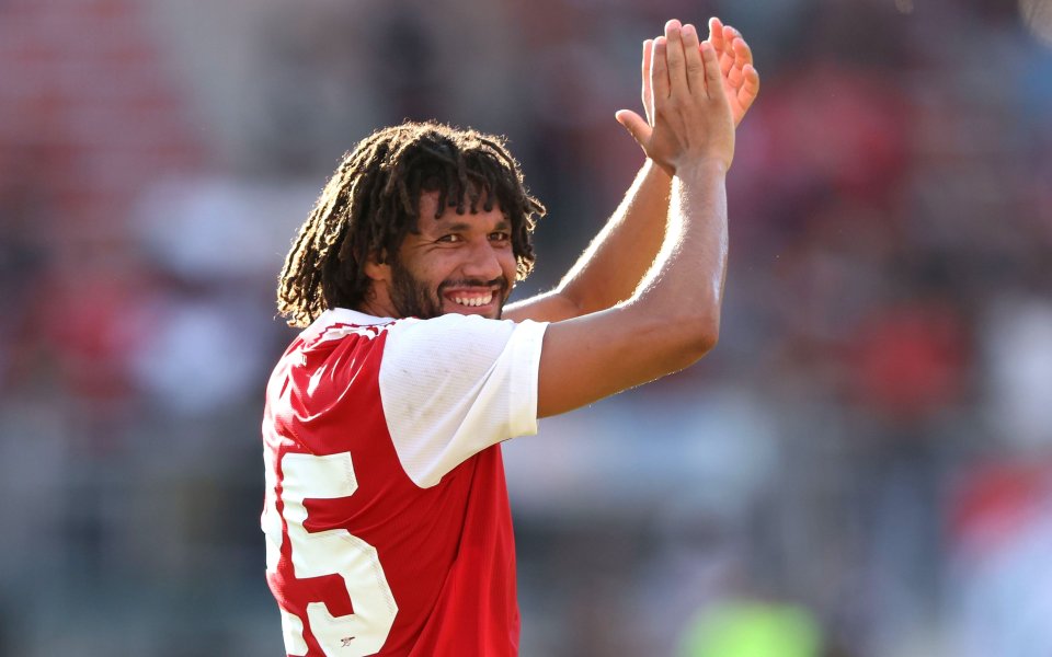 Арсенал продължи договора на халфа Мохамед Елнени до юни 2024